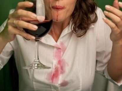Le vin blanc neutralise les taches de vin rouge.