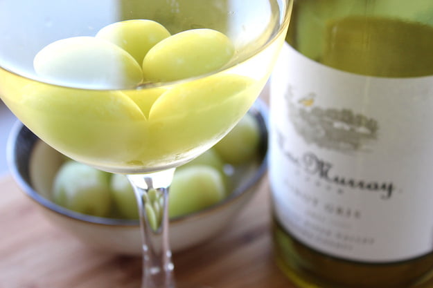 Rafra&icirc;chissez votre vin blanc avec des raisins congel&eacute;s.