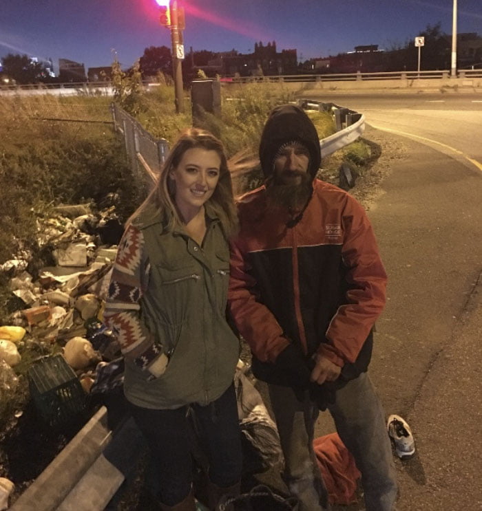 Un sans-abri aide une femme en lui donnant son DERNIER 20 $, mais il ne s’attend pas à ce que cela change sa vie pour toujours