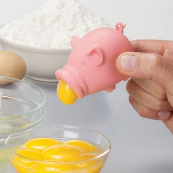 Le petit cochon mignon pour séparer le jaune du blanc d’œuf ! dans Classement des 15 objets qui vont vous faciliter la vie en cuisine ! Votez pour les plus ingénieux !