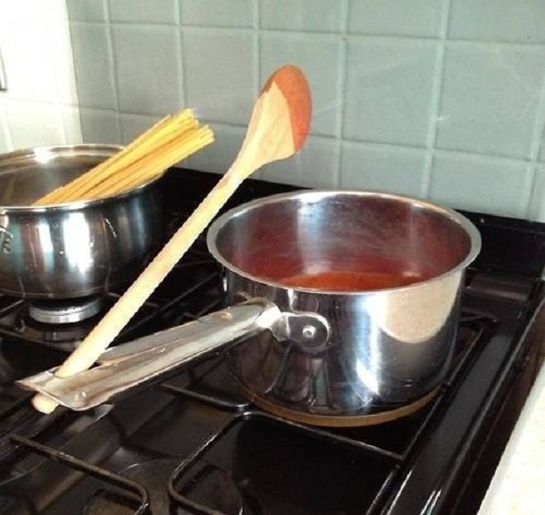 Poser sa cuillière quand on cuisine dans 14 objets que vous utilisez au quotidien de la mauvaise façon