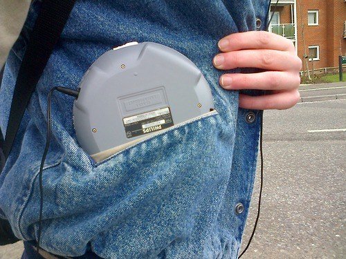 Le walkman CD qui ne rentrait pas dans la poche dans Lesquelles de ces 14 galères des années 90 vous sont déjà arrivées ?