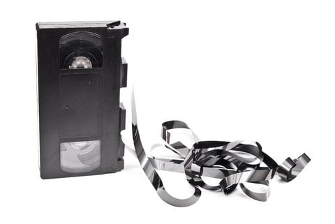 Quand le magnétoscope réduisait votre cassette préférée à néant dans Lesquelles de ces 14 galères des années 90 vous sont déjà arrivées ?