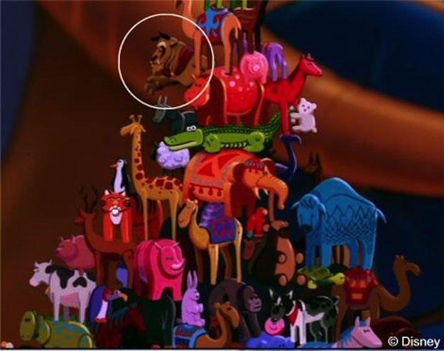 Dans Aladin, la Bête apparaît dans les jouets du père de Jasmine dans 18 détails que vous n'aviez jamais remarqué dans les dessins animés Disney ! Votez pour les plus surprenants !