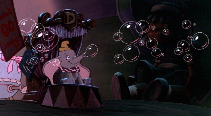 On peut voir apparaître Dumbo dans Basile, détective Privé dans 18 détails que vous n'aviez jamais remarqué dans les dessins animés Disney ! Votez pour les plus surprenants !