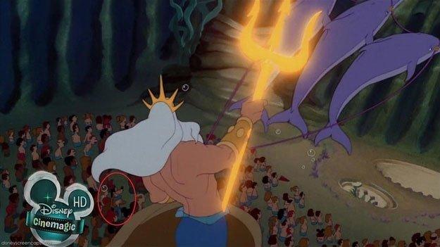 Au début de la Petite Sirène, Dingos apparaît dans la foule qui assiste au concert. dans 18 détails que vous n'aviez jamais remarqué dans les dessins animés Disney ! Votez pour les plus surprenants !