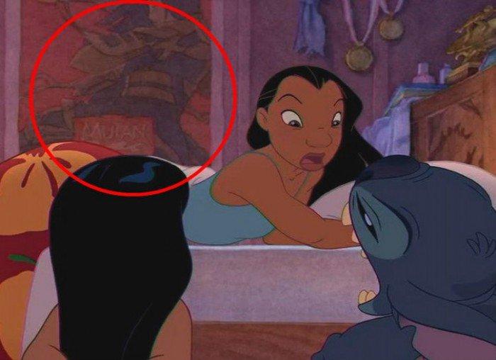 On peut voir un poster de Mulan dans Lilo&Stitch dans 18 détails que vous n'aviez jamais remarqué dans les dessins animés Disney ! Votez pour les plus surprenants !