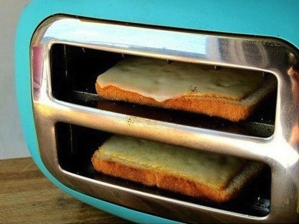 Retourner son grille pain sur le côté pour faire griller du fondre du fromage sur du pain dans 10 astuces du quotidien qu'il ne faut surtout pas essayer ! Quelles sont les plus stupides ?