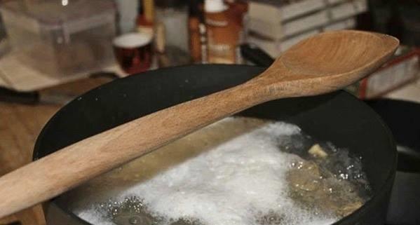Pour éviter que l'eau bouillante ne déborde, poser une cuillère en bois sur la casserole dans 10 astuces du quotidien qu'il ne faut surtout pas essayer ! Quelles sont les plus stupides ?